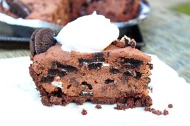 No Bake Chocolate Cream Pie {Gluten Free} - The Gluten Free Gathering - Delicious, easy, and simple to make. This is a must have recipe for those times when dessert needs to be easy. #glutenfree #glutenfreedessert #glutenfreepie #chocolatecreampie #cookiesandceam