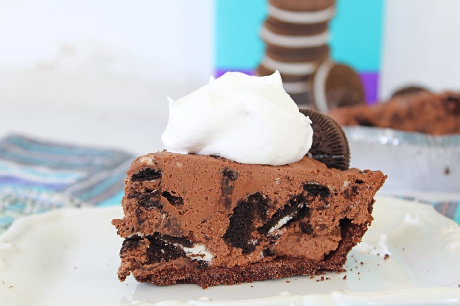 No Bake Chocolate Cream Pie {Gluten Free} - The Gluten Free Gathering - Delicious, easy, and simple to make. This is a must have recipe for those times when dessert needs to be easy. #glutenfree #glutenfreedessert #glutenfreepie #chocolatecreampie #cookiesandceam